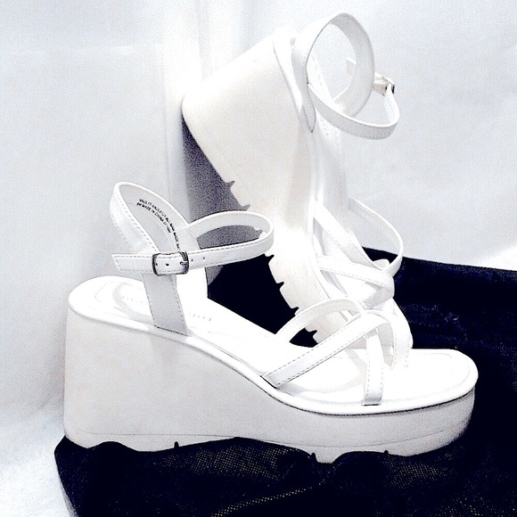 Steve Madden Y2K Bratz Strappy Platform Sandals - Picture 4 of 9